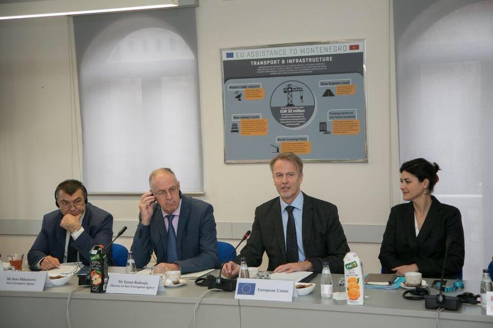 “Sistem imovinskih kartona može doprinijeti povećanju povjerenja u javni sektor i njegov integritet”: Orav i Radonjić sa saradnicima, Foto: Delegacija EU/Twitter