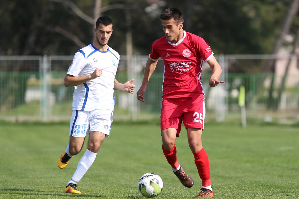 Novica Eraković (Lovćen) u duelu sa Halilom Muharemovićem (Petrovac), Foto: Filip Roganović