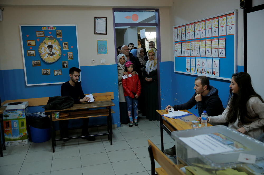 Sa glasanja u Istanbulu, Foto: HUSEYIN ALDEMIR/Reuters