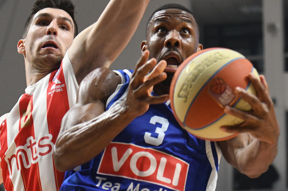 Noris Kol prolazi pored Ognjena Dobrića, Foto: Savo Prelević