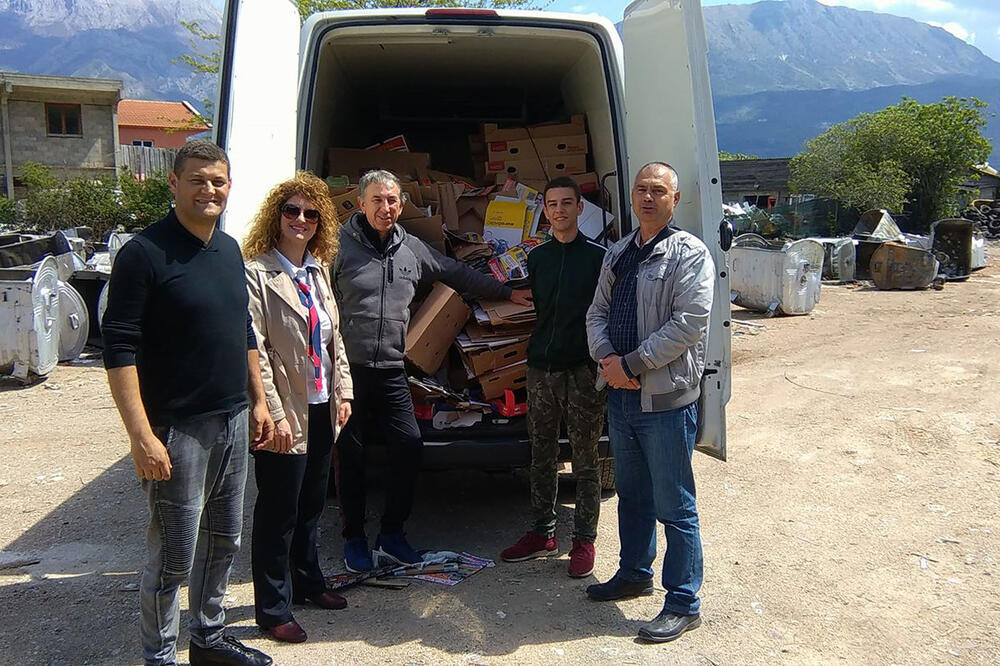 Lajonsi sa prikupljenim papirom, Foto: Radomir Petrić