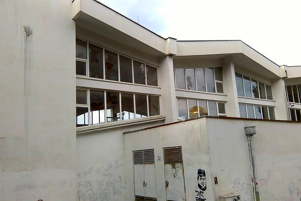 Polomljena stakla na sportskoj sali srednjih škola, Foto: Radomir Petrić