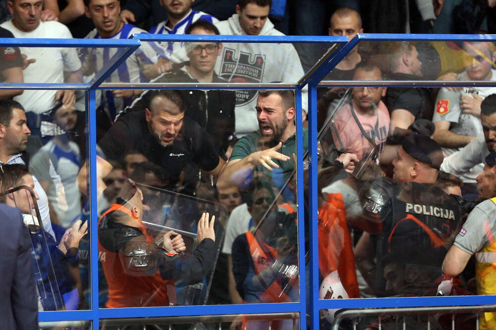 Incident iza gostujuće klupe prekjuče u "Morači", Foto: Filip Roganović