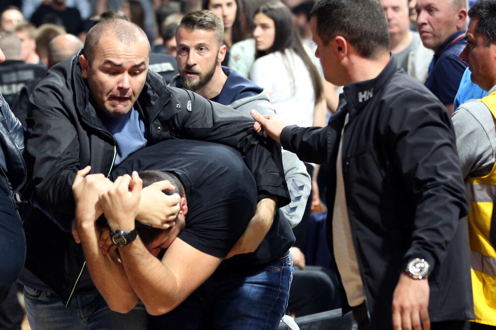 Navijač Crvene zvezde Pavle Delević je dobio batine u „Morači”, Foto: Filip Roganović