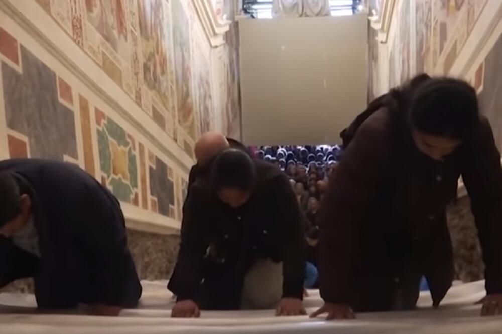 Vjernici se na koljenima i šakama penju uz stepenište, Foto: Screenshot (Youtube)