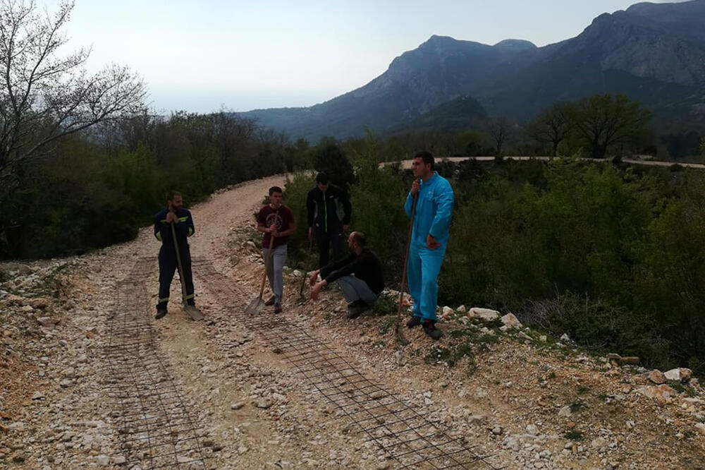 Priprema staze za biciklistički spust u baru, Foto: Privatna arhiva