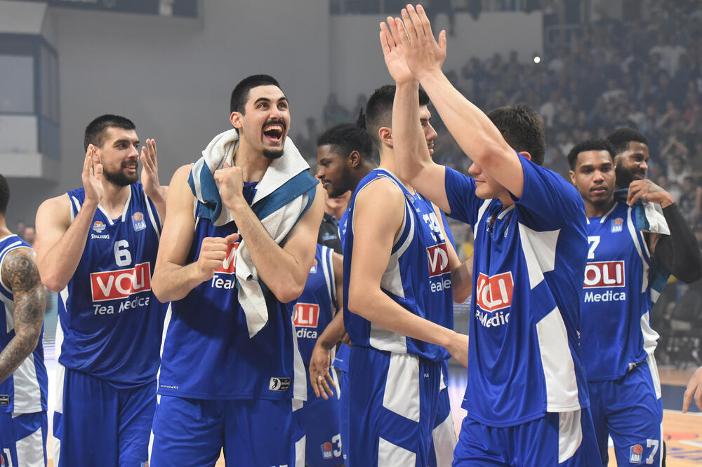 Slavlje navijača košarkaša Budućnost Volija, Foto: Savo Prelević