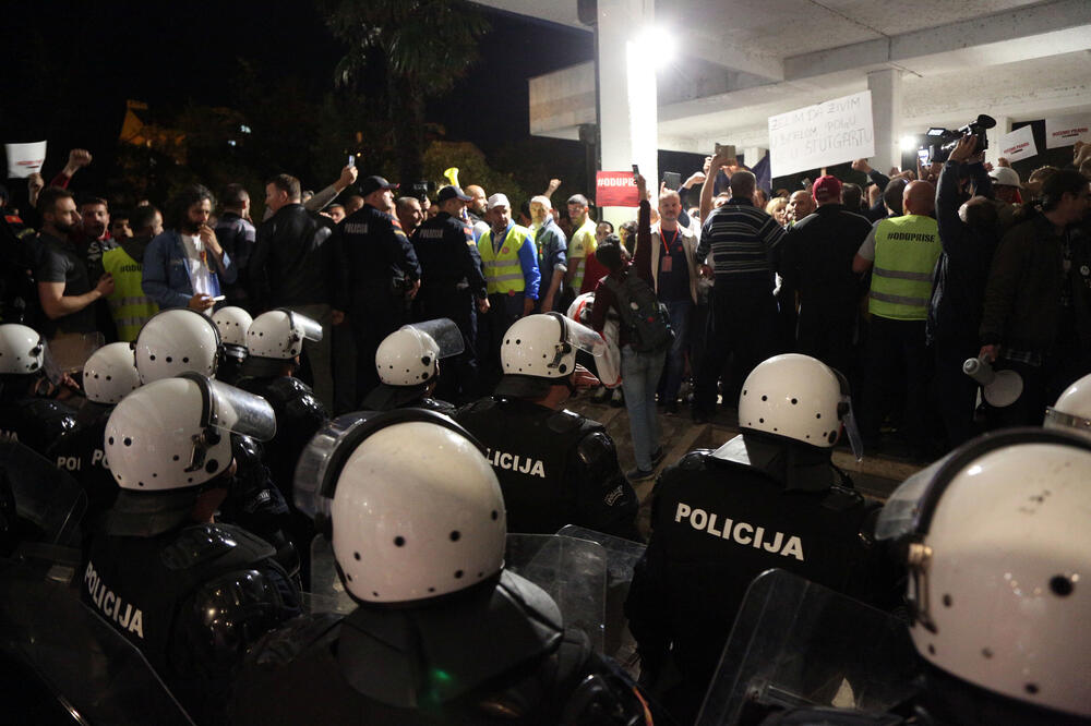 Večeras ispred zgrade RTCG, Foto: Filip Roganović