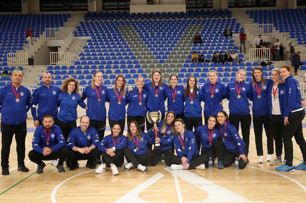 ŽRK Budućnost sa pobjedničkim peharom, Foto: ŽRK Budućnost