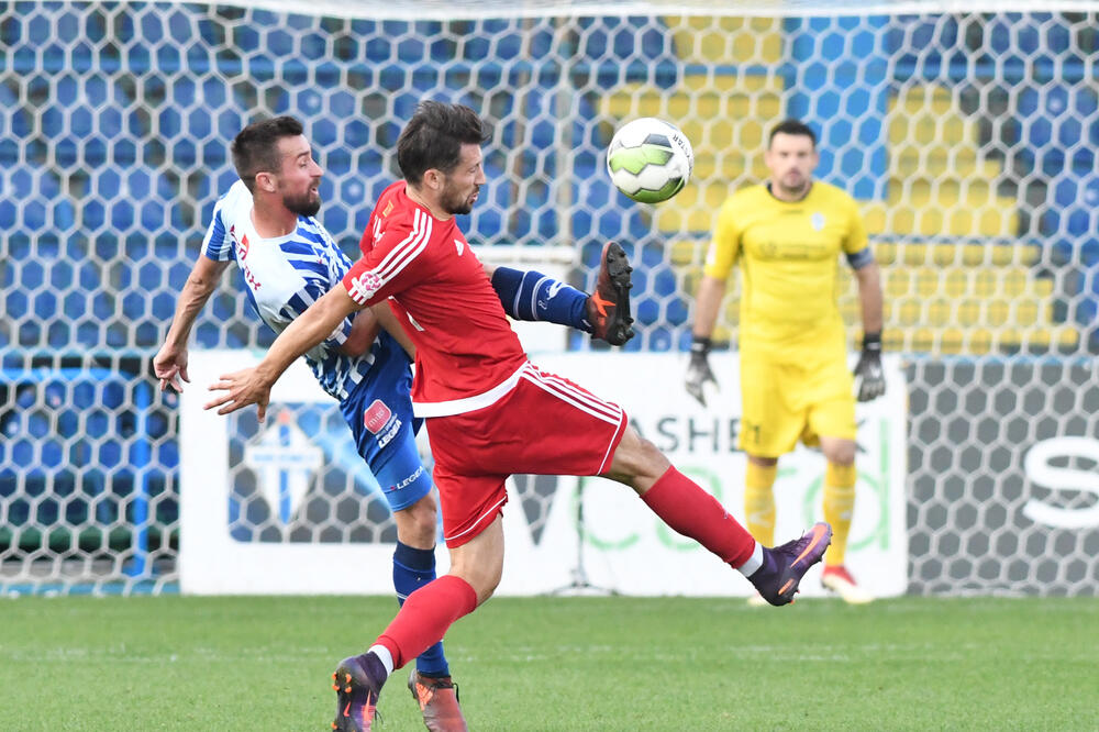 Podgorički derbi: Igor Ivanović (Budućnost) i Jovan Nikolić (Titograd), Foto: Savo Prelević