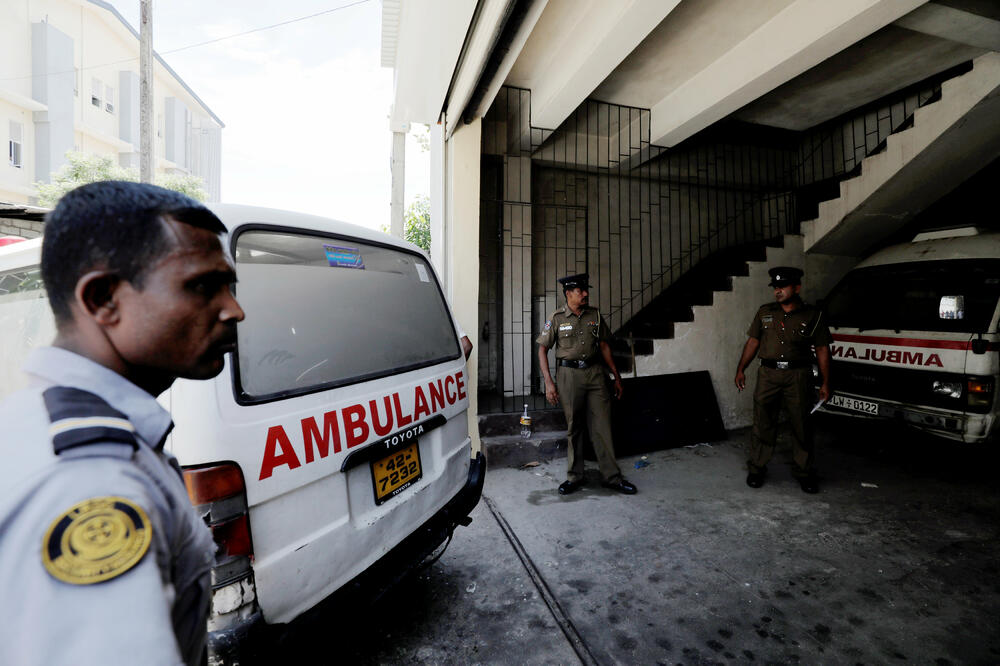 Bolničko vozilo dovozi povrijeđene u bolnicu u Šri Lanki, Foto: Reuters