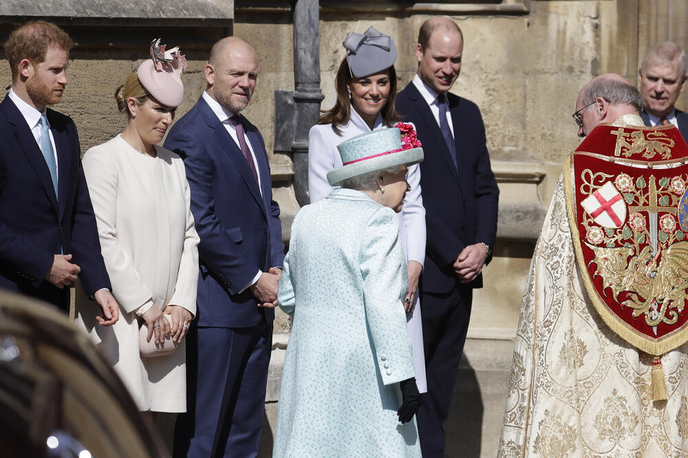 Kraljica Elizabeta sa porodicom prije Uskršnje mise, Foto: Kirsty Wigglesworth/AP