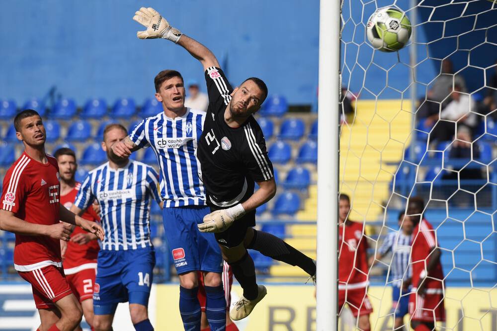 Momenat kada je Draško Božović pogodio iz slobodnog udarca, Foto: Savo Prelević