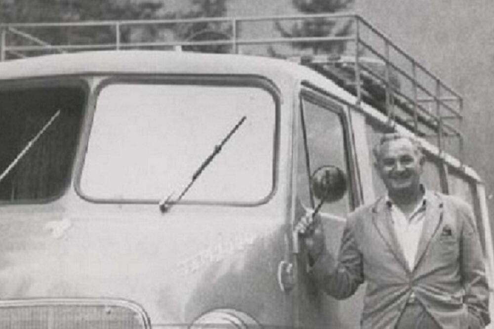 Rajko sa kombijem obilazio sela, Foto: Privatna arhiva
