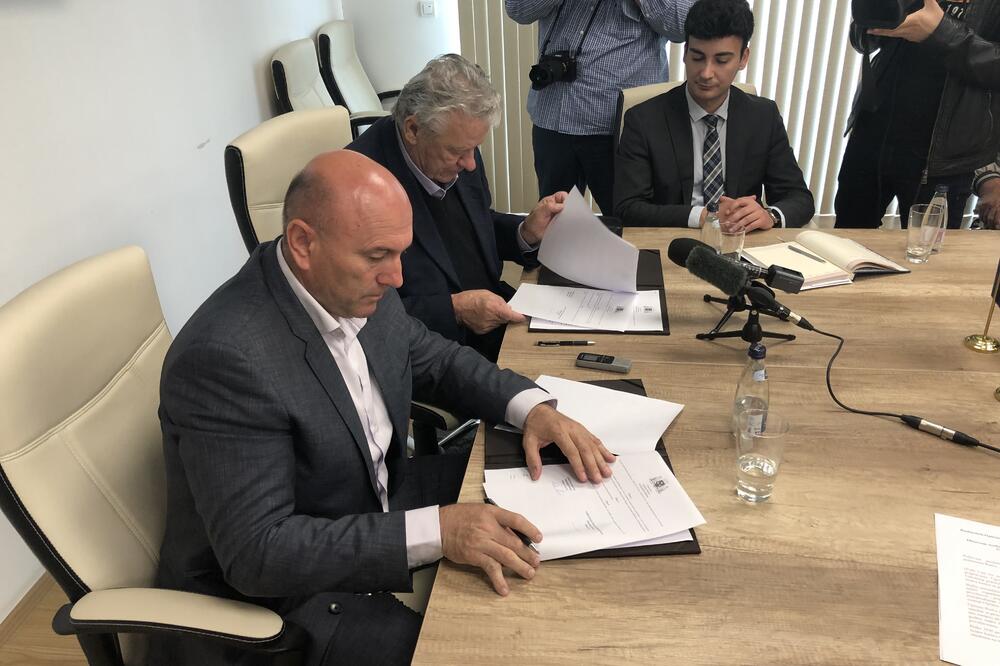 Potpisivanje ugovora, Foto: Vuk Lajović