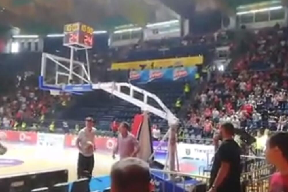 Detalj iz dvorane "Aleksandar Nikolić" kada muškarac "dodaje" loptu Kolu