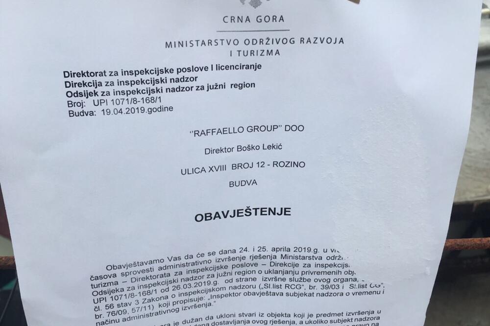 Rješenje zalijepljeno na objektima, Foto: Vuk Lajović