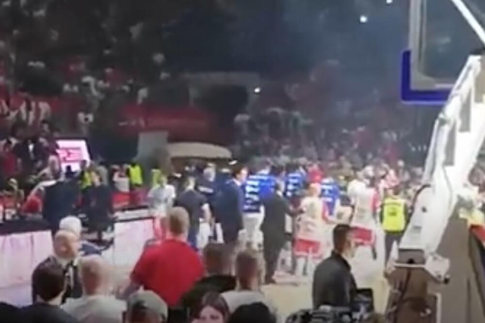 Igrači izlaze sa terena