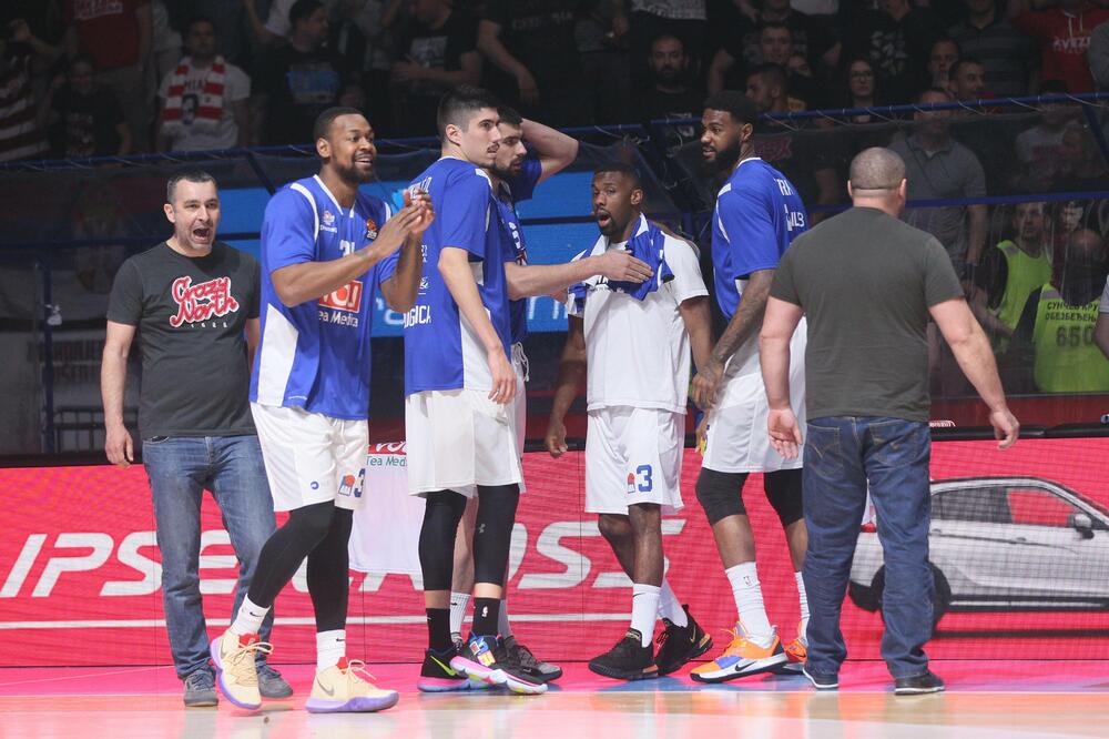 Navijači Zvezde na terenu, Foto: BRANISLAV BOZIĆ