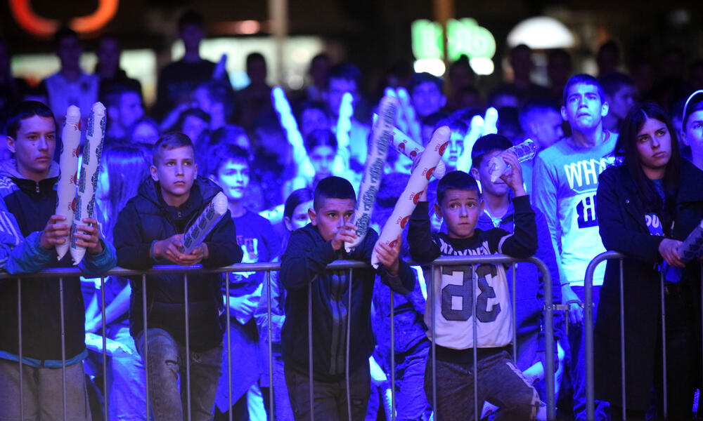 Navijači Budućnosti, gledanje utakmice na Trgu nezavisnosti