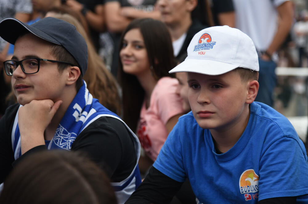 Navijači Budućnosti, gledanje utakmice na Trgu nezavisnosti