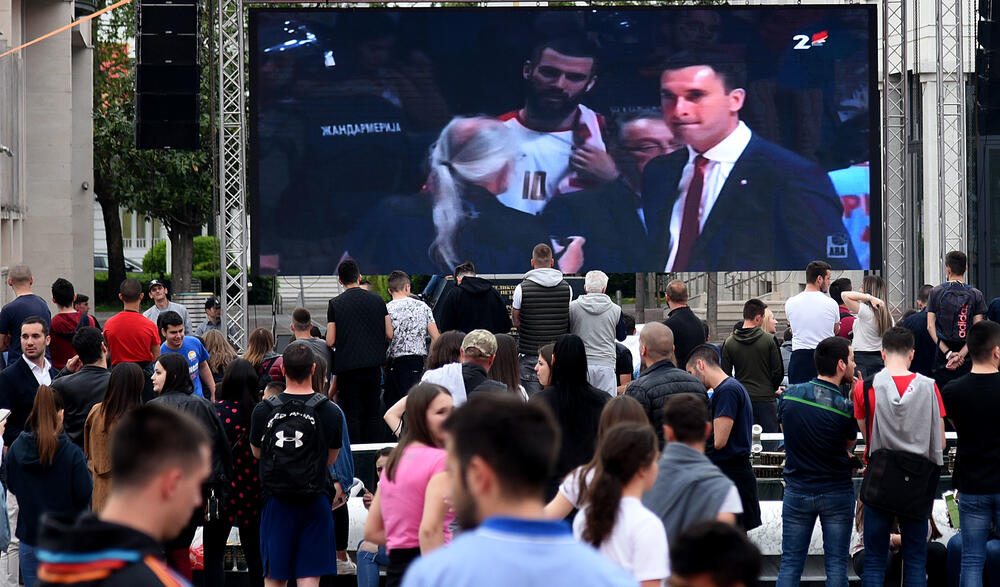 Navijači Budućnosti, gledanje utakmice na Trgu nezavisnosti