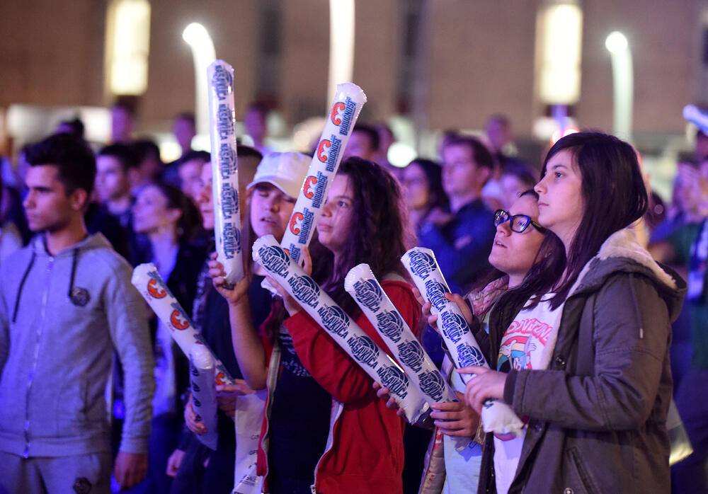 Navijači Budućnosti, gledanje utakmice na Trgu nezavisnosti