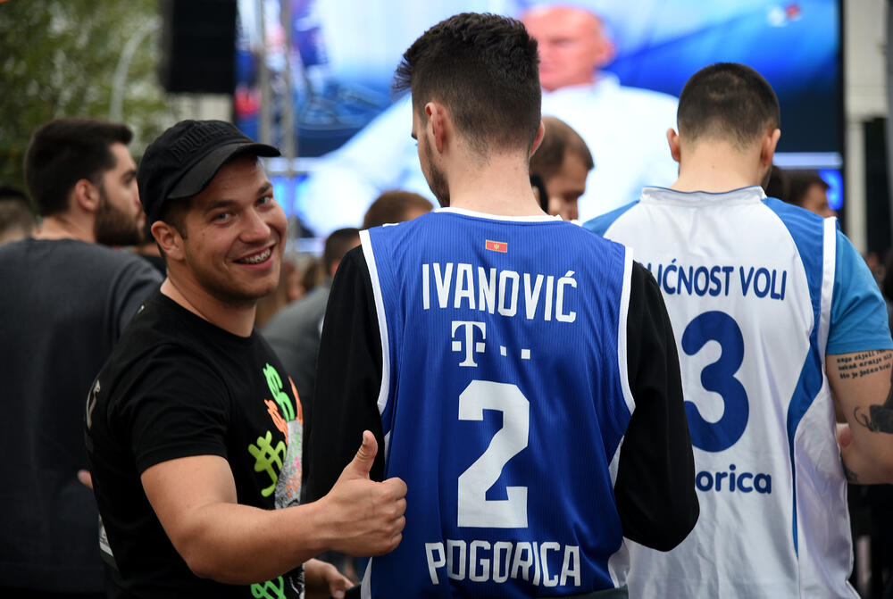 Navijači Budućnosti, gledanje utakmice na Trgu nezavisnosti