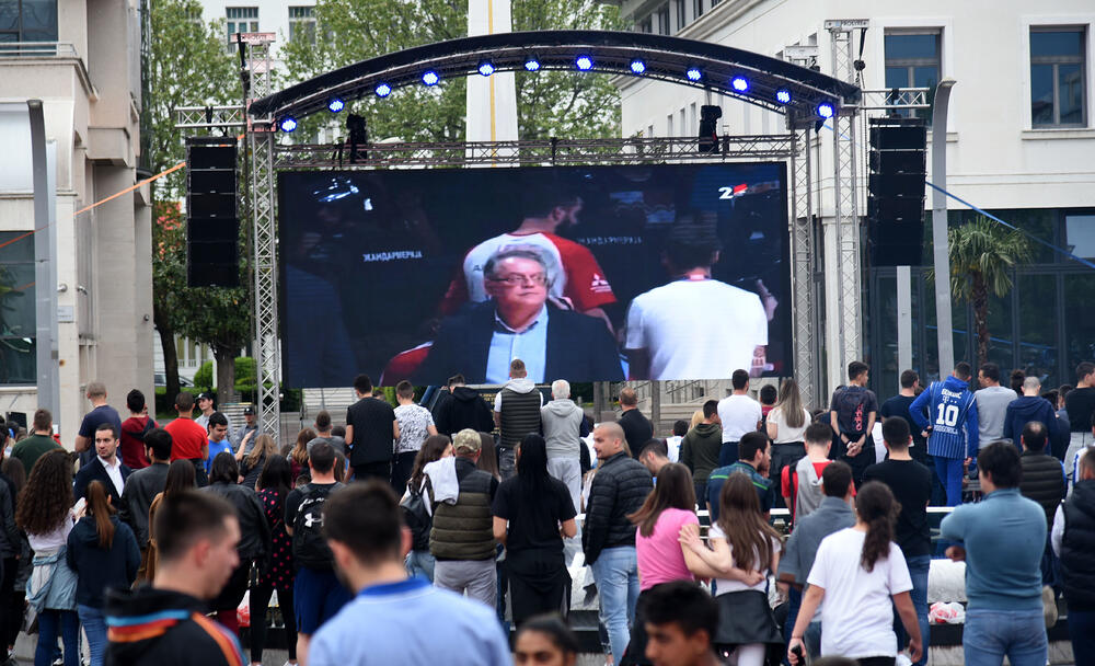 Navijači Budućnosti, gledanje utakmice na Trgu nezavisnosti