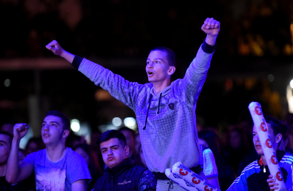 Navijači Budućnosti, gledanje utakmice na Trgu nezavisnosti