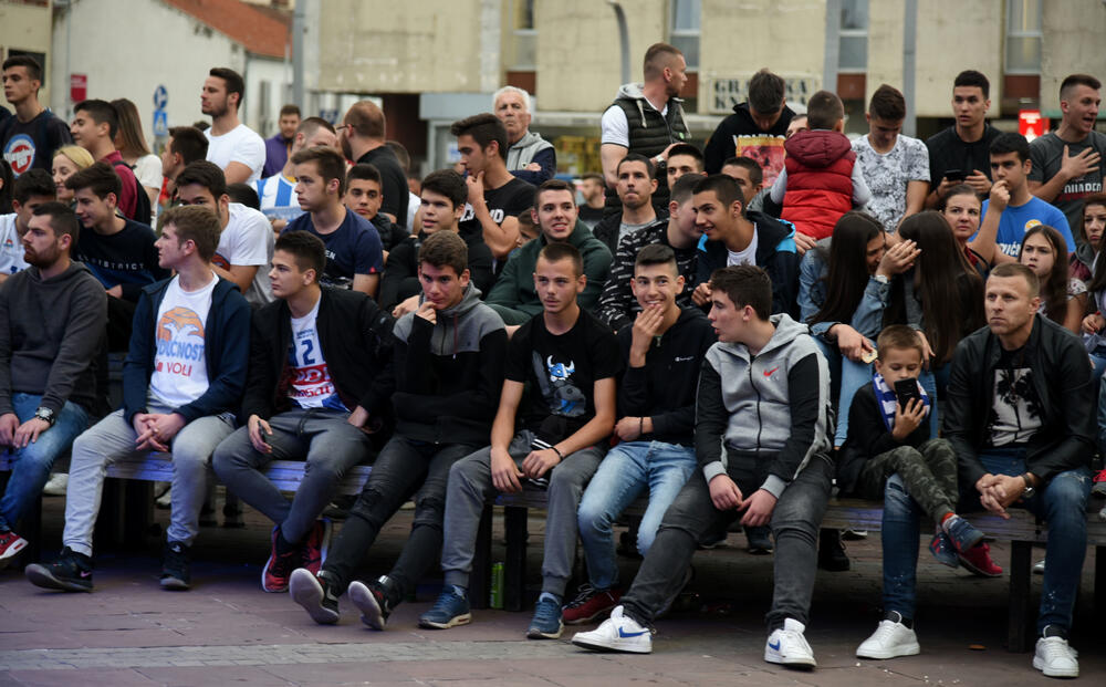 Navijači Budućnosti, gledanje utakmice na Trgu nezavisnosti