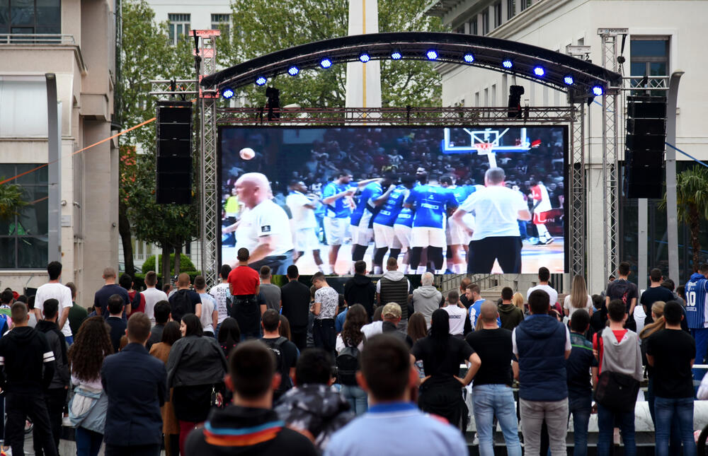 Navijači Budućnosti, gledanje utakmice na Trgu nezavisnosti