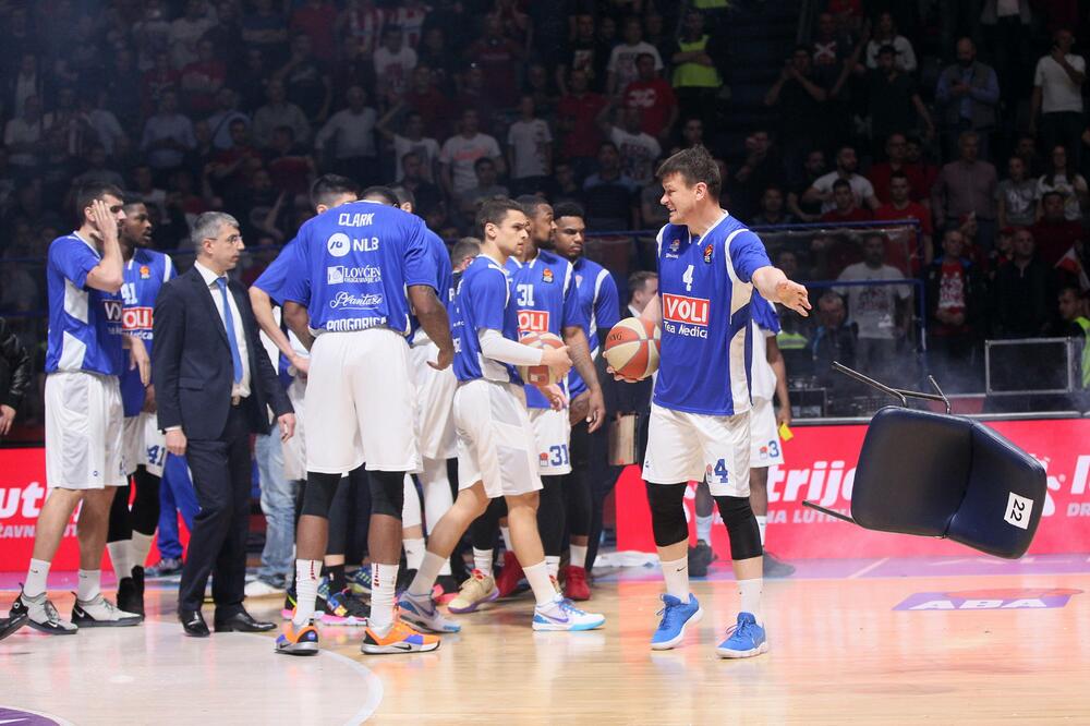 Spasavaj se ko može: Igrači Budućnosti prije napuštanja parketa, Foto: Branislav Božić/Beta