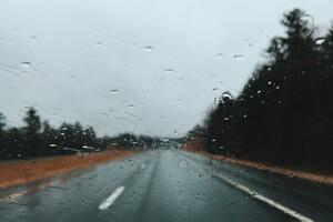 Oprezno vozite: Putevi mokri i klizavi, mogući sitniji odroni