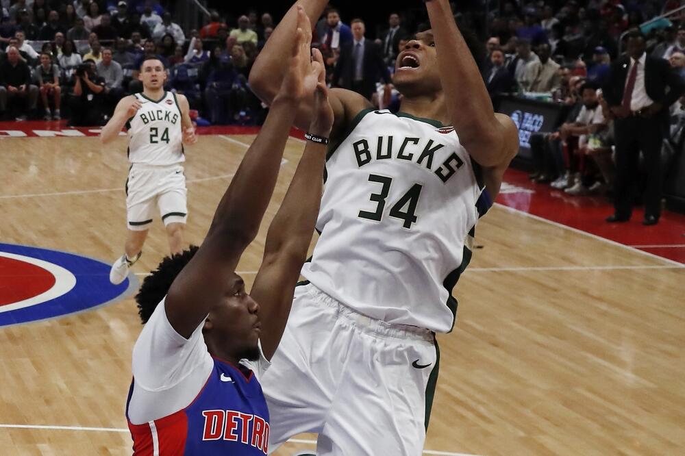 Adetokumbo na meču sa Detroitom, Foto: AP