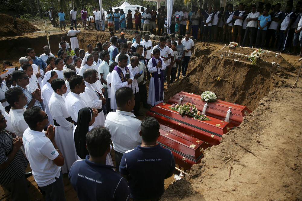 Detalj sa sahrane dijela poginulih u napadima, Foto: Reuters