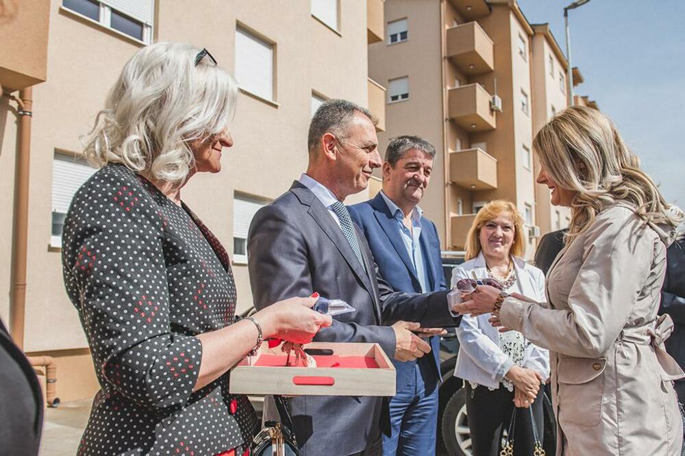 Hrapović uručuje ključeve, Foto: PR Centar