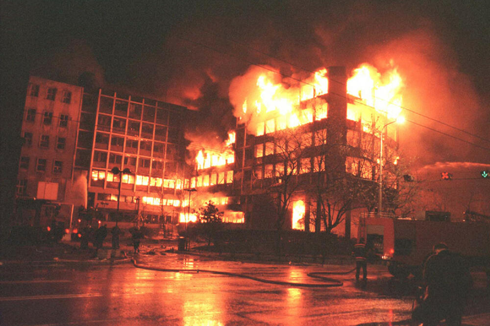 Zgrada RTS-a u plamenu