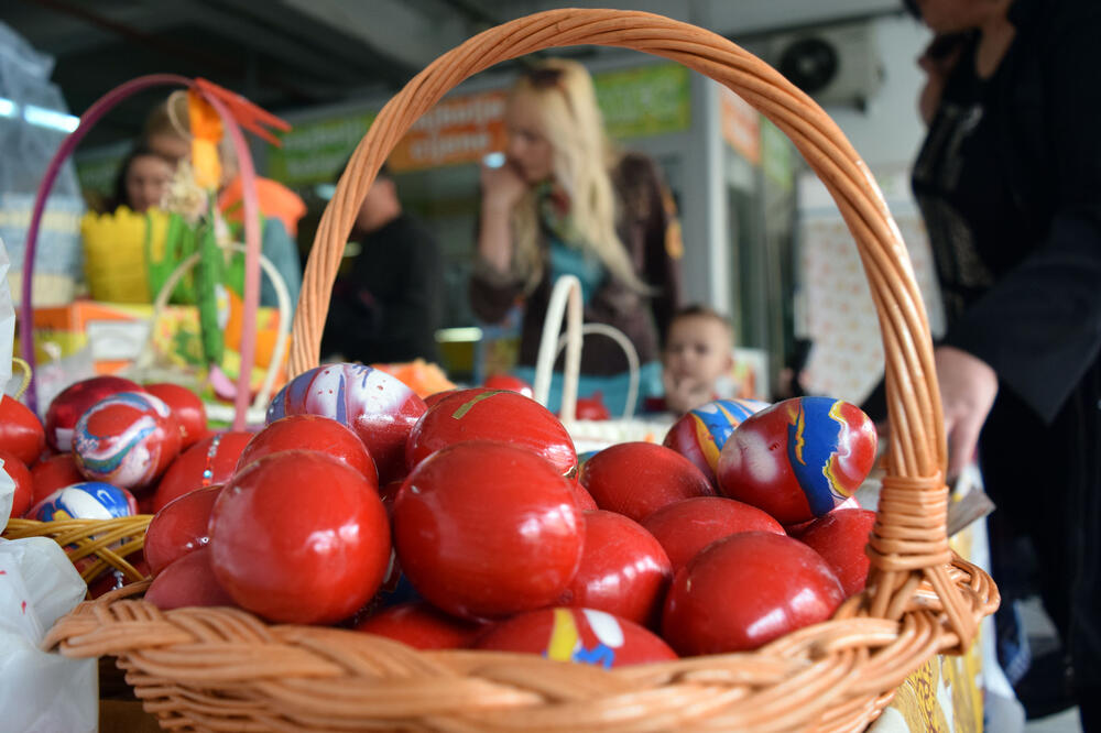 Prodaja vaskršnjih jaja na zelenoj pijaci, Foto: Luka Zeković