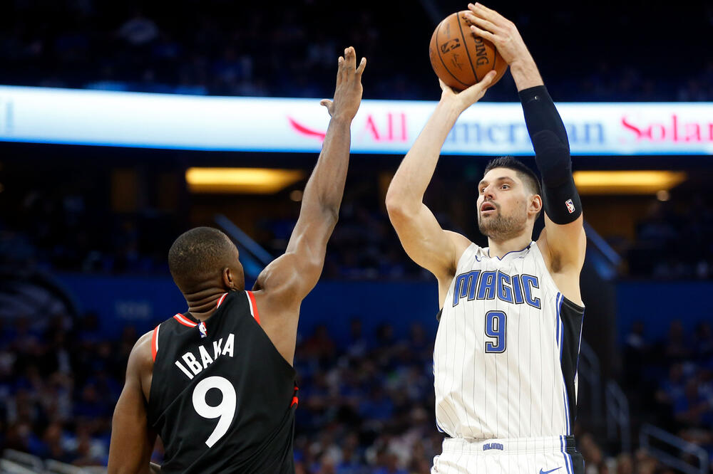 Vučević u duelu sa Seržom Ibakom, Foto: Reuters