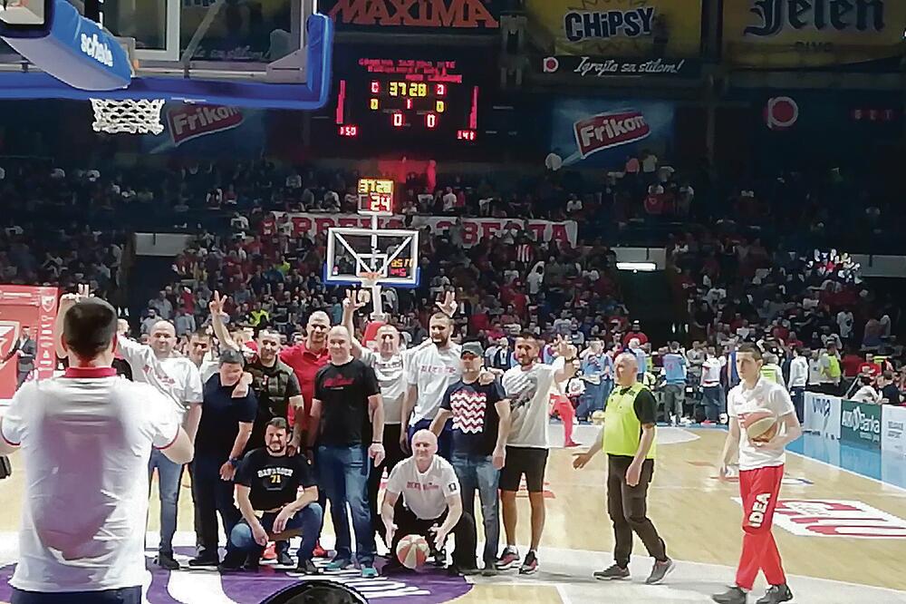 Kriminalci na parketu: „Ultrasi” se fotografišu neposredno pred ulazak igrača Budućnosti, Foto: Nikola Nikolić