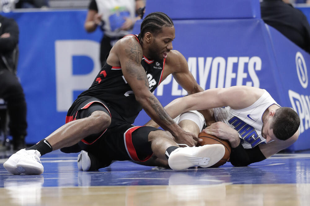 Vučević u duelu sa Lenardom, Foto: Beta/AP