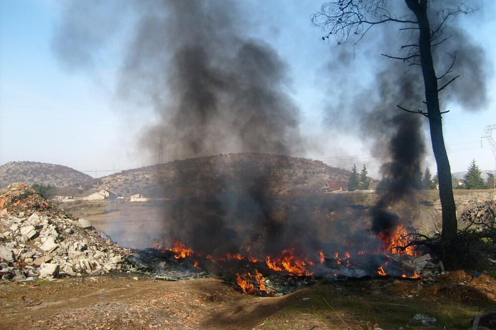 Zagađuju vazduh - Zapaljene gume na Ćemovskom polju, Foto: Arhiva "Vijesti"