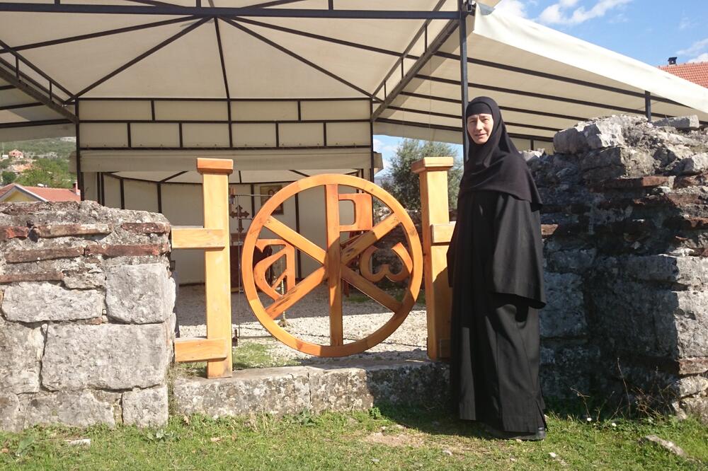 Mati Evgenija ispred vrata ostataka crkve, Foto: Privatna arhiva