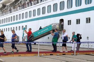 Bar: “Artania” dovela 1.600 putnika i članova posade