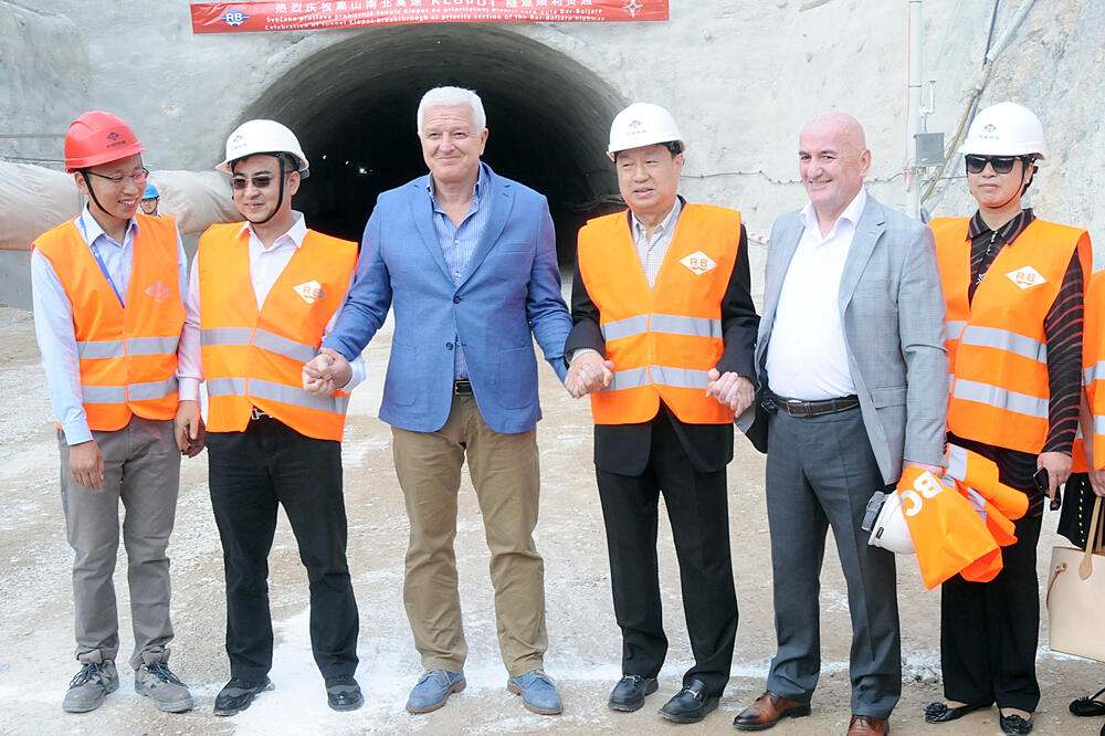 Vlada se odriče penala zbog kašnjenja radova, ali ne pominje krivca: Marković i Nurković sa predstavnicima CRBS-a, Foto: Zoran Đurić