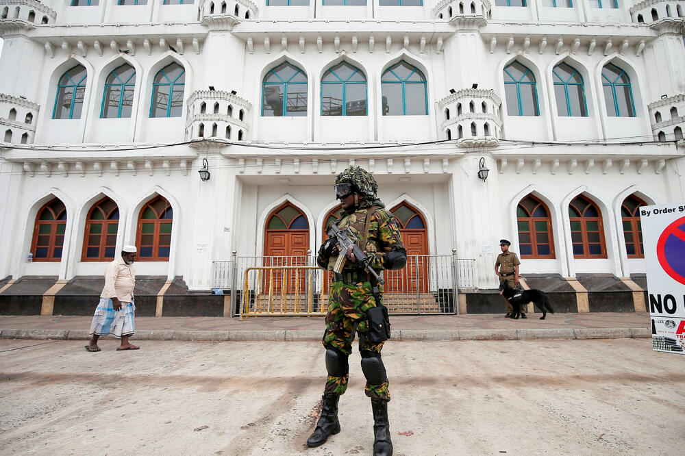 Šri Lanka: Vojnik ispred džamije u Kolombu, Foto: Reuters
