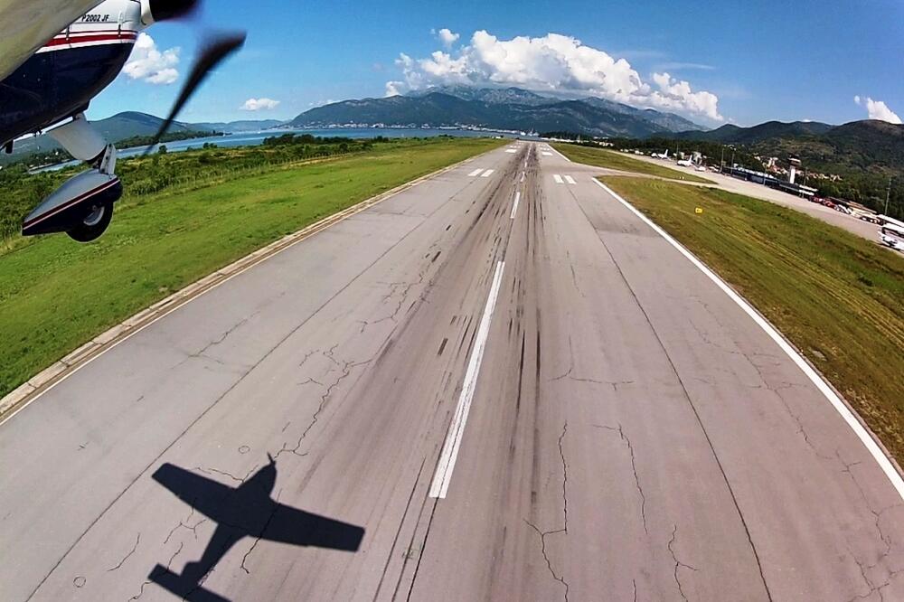 Sporna oštećenja na pisti tivatskog aerodroma, Foto: Privatna arhiva