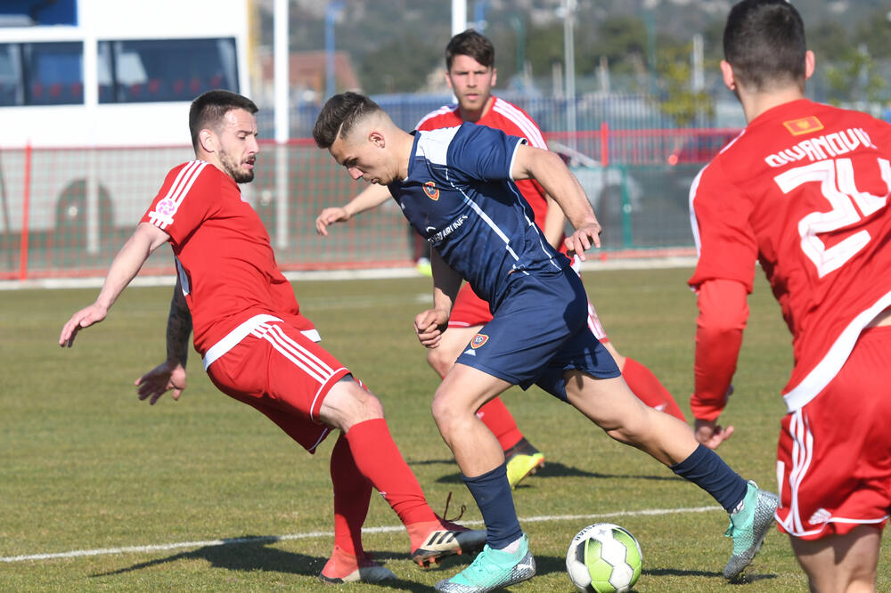 Krstović u duelu sa odbranom Titograda, Foto: Savo Prelević