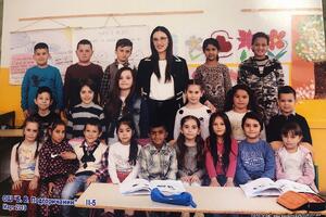 Učiteljica koja na terenu dijeli pravdu